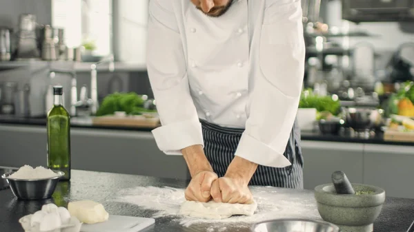 Bäckermeister des berühmten Restaurants knetet den Teig in einem modernen Klo — Stockfoto