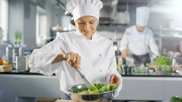Σε ένα διάσημο εστιατόριο θηλυκό μάγειρας ετοιμάζει σαλάτα. Εργάζεται στην — Φωτογραφία Αρχείου