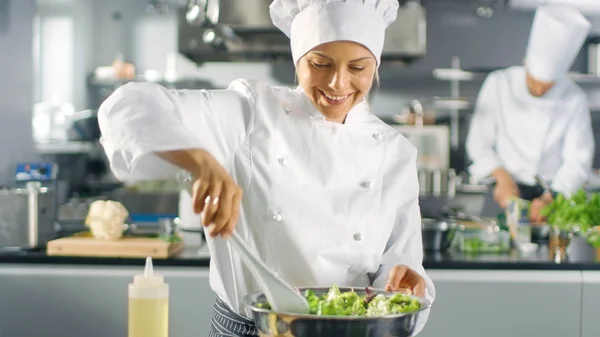 In een beroemd Restaurant bereidt vrouwelijke Cook salade. Ze werkt — Stockfoto