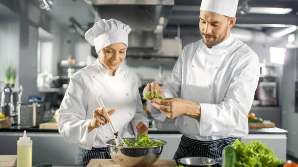 Maschio e femmina famosi chef squadra preparare insalata per i loro cinque S — Foto Stock