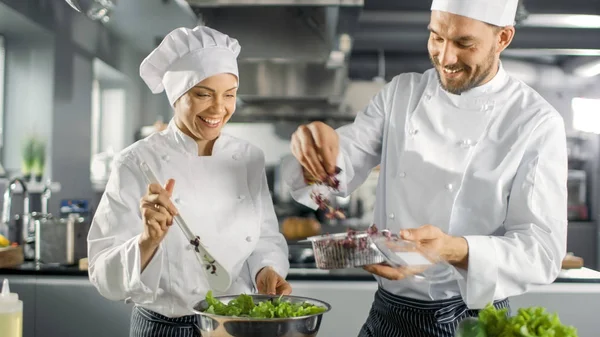Team van de mannelijke en vrouwelijke beroemde chef-koks bereiden salade voor hun vijf S — Stockfoto