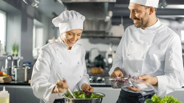 Team van de mannelijke en vrouwelijke beroemde chef-koks bereiden salade voor hun vijf S — Stockfoto