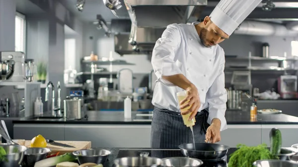 Professioneller Koch, der in einer berühmten Restaurantküche arbeitet. beginnt — Stockfoto