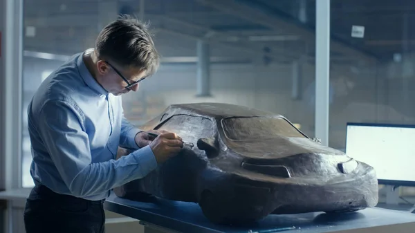 Capelli grigi Automotive Designer Sculpts Futuristic Car Model fr — Foto Stock