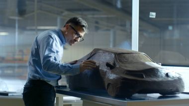 Komisyon ile baş otomotiv tasarımcısı futuristik araba modu Sculpts