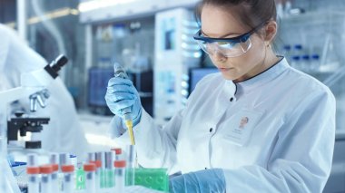 Kadın araştırma bilim adamı kullanır Micropipette test dolum ben tüpler