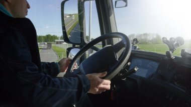 Drivin profesyonel kamyon şoförü kabin görünümü içinde