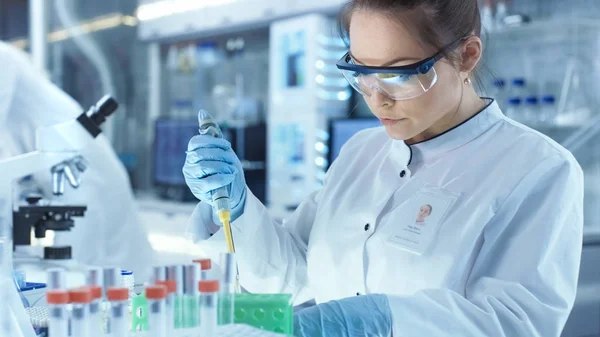 여성 연구 과학자 사용 Micropipette 작성 테스트 튜브 나 — 스톡 사진