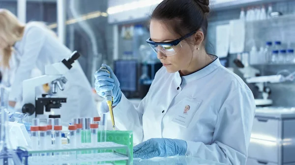 여성 연구 과학자 사용 Micropipette 작성 테스트 튜브 나 — 스톡 사진