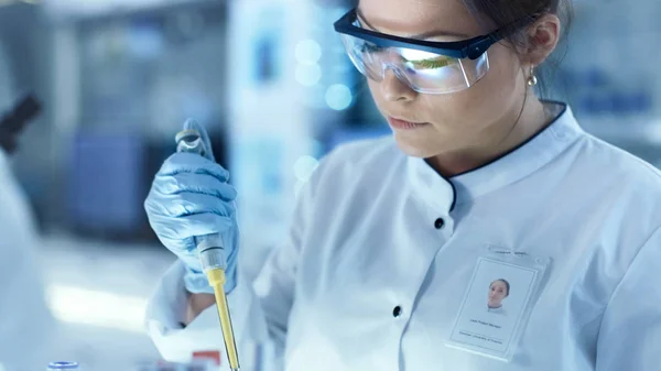 Female Research Scientist Uses Micropipette Filling Test Tubes i — Stock Photo, Image