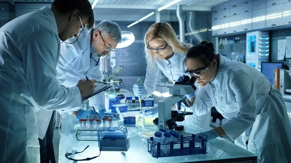 Team av medicinsk forskning forskare gemensamt arbetar på en Ne — Stockfoto