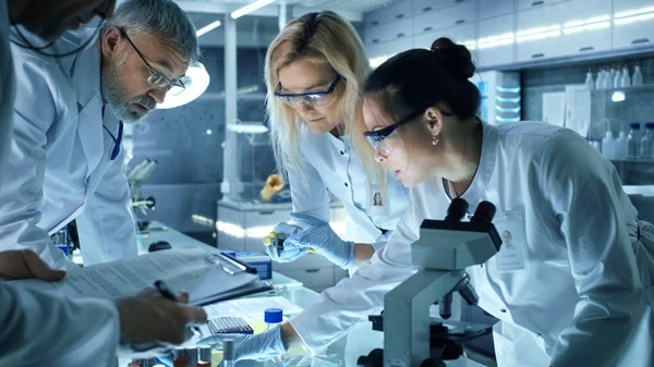 Team medizinischer Forscher arbeitet an einer neuen Generation von Medikamenten — Stockfoto