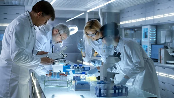 Team of Medical Research Scientists Work on a New Generation Dis — Stock Photo, Image