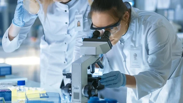 Medizinforscherin lässt Probe auf Folie und ihr Colleag fallen — Stockfoto