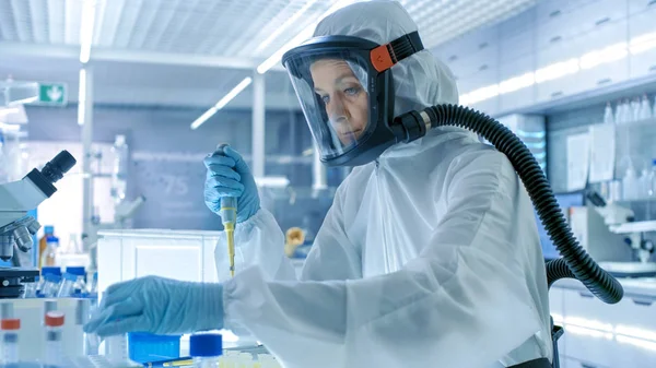 Médico Virologia Pesquisador trabalha em um terno Hazmat com — Fotografia de Stock