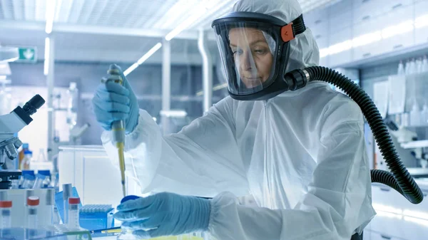医学病毒学研究科学家从事与穿上防护衣 — 图库照片