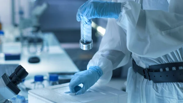 Médico Virologia Pesquisador trabalha em um terno Hazmat com — Fotografia de Stock