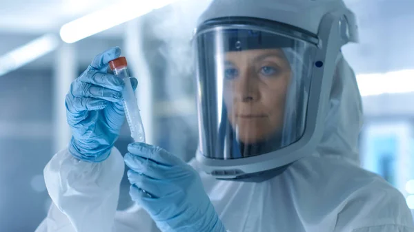 Medical Virology Research Scientist Works in a Hazmat Suit with — Stock Photo, Image