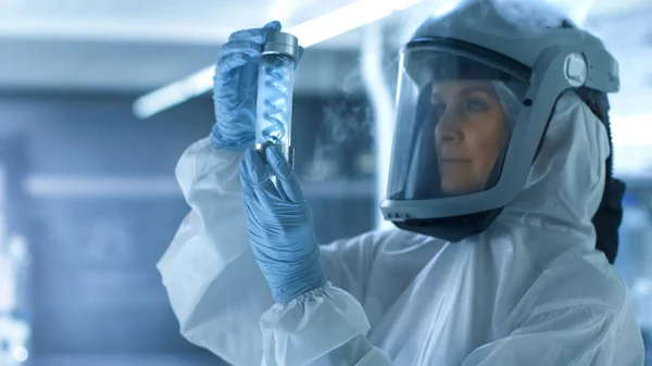 Tıbbi Viroloji araştırma bilim adamı bir Hazmat uygun ile çalışır — Stok fotoğraf