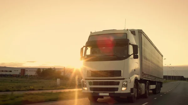 Вид спереди полугрузовика с грузовым прицепом, движущимся по шоссе — стоковое фото