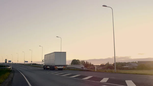 Semi-camión con remolque de carga conduce en una carretera. En el Backgr — Foto de Stock