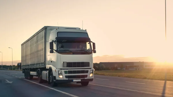 Вид спереди полугрузовика с грузовым прицепом, движущимся по шоссе — стоковое фото