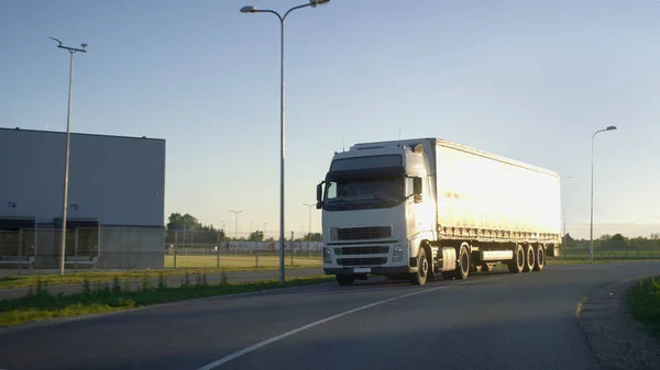 Полугрузовик с грузовым прицепом движется по шоссе. Белый грузовик T — стоковое фото