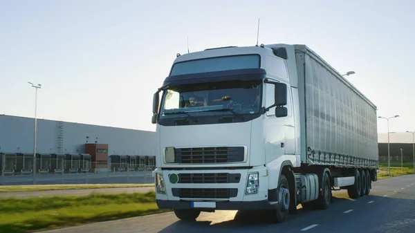 Semi Truck with Cargo Trailer Moving on a Highway. White Truck D — Stock Photo, Image