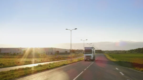 Semi camión blanco con remolque de carga conduce en una carretera con Bea — Foto de Stock