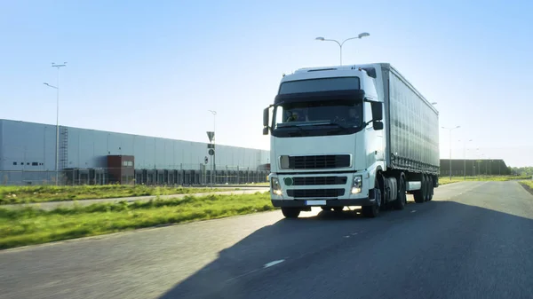 Front-View van Semi vrachtwagen met lading aanhangwagen rijden op een snelweg — Stockfoto