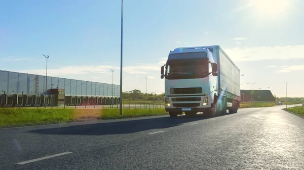 Großer weißer Sattelschlepper mit Ladeanhänger bewegt sich auf dem Industriegelände — Stockfoto