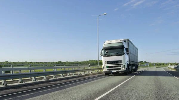 Stora vita Semi Truck med Cargo Trailer driver på industriellt — Stockfoto