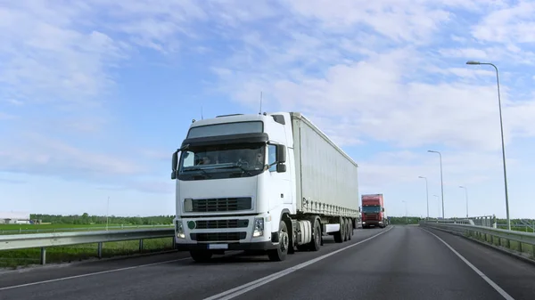 Speeding White Semi Truck with Cargo Trailer Drives on the Highw — Stock Photo, Image