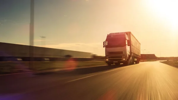 Witte Semi vrachtwagen met lading aanhangwagen aangesloten stations op de lege — Stockfoto