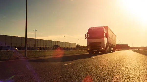 Vit Semi Truck med Cargo Trailer kopplade enheter på tomt — Stockfoto