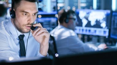 Oda izleme içinde teknik destek uzmanı aklına konuşuyor