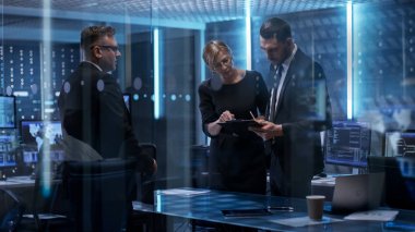 Şef Mühendis var acil toplantı sistem kontrol ekibinin