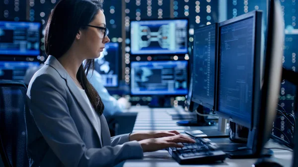 Female Engineer Controller Observes Working of the System. In th — Stock Photo, Image