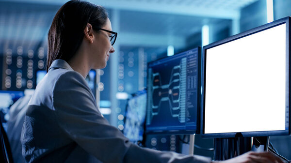 Закрыть снимок женщины-инженера диспетчера наблюдает за работой
 