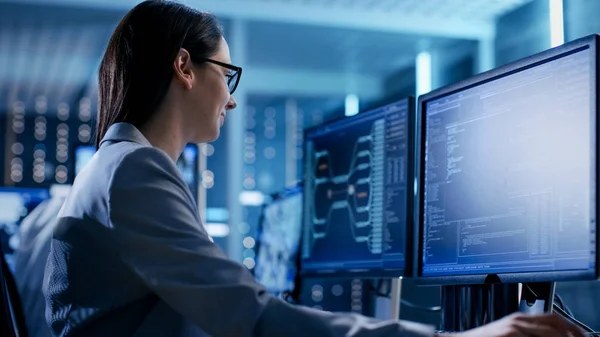 Съемки крупным планом женщины-инженера по информационным технологиям, работающей в зале мониторинга . — стоковое фото