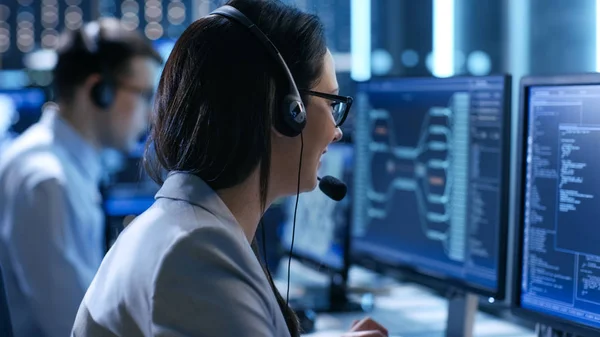 No Centro de Controle do Sistema Mulher que trabalha em Suporte Técnico — Fotografia de Stock