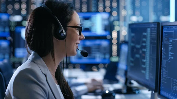 Nel Centro di Controllo del Sistema Donna che lavora in un Supporto Tecnico — Foto Stock