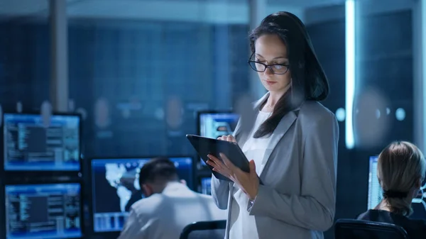 Giovane ingegnere femminile utilizza tablet nel centro di controllo del sistema. In t — Foto Stock