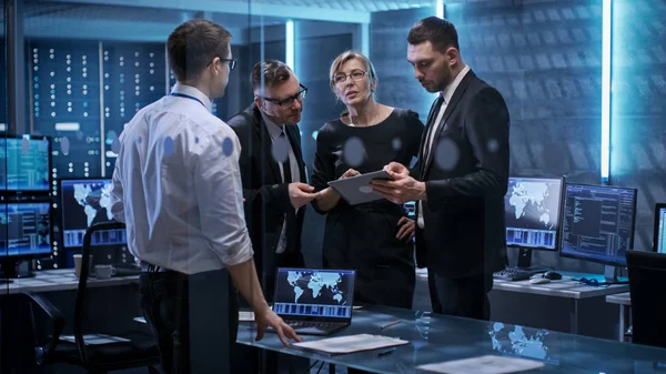 Equipo de Gerentes Corporativos Reunidos en Sala de Monitoreo. Th — Foto de Stock