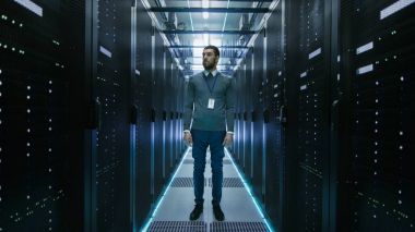 Bilseme-e BT mühendisi bir çalışma ortasında duran veri Cent