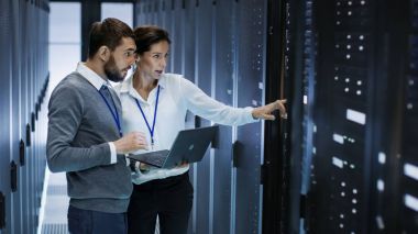 Erkek de uzman tutar Laptop ve iş kadın S ile tartışır