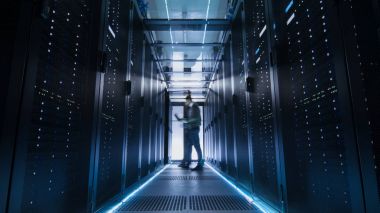 BT Mühendisi yürüyüş ve veri merkezi koridorda çalışan erkek. Sh