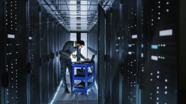 Bu mühendis inşaat üstünde bir Laptop ve inceden inceye gözden geçirmek sabit sürücüler olduğunu düşünüyorsun vardır