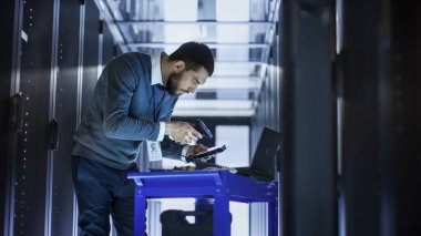 BT Mühendisi aracı sepet çalışan bir dizüstü bilgisayarda o tutun