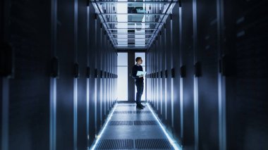 Erkek mühendis çalışır bir koridor sonundaki bir dizüstü bilgisayarda bir